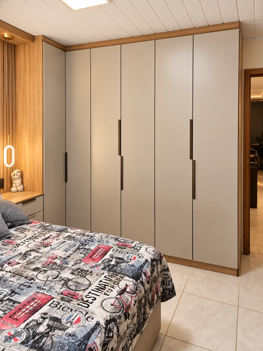 Quarto com painel iluminado — vista 4 — foto fornecida com tratamento visual