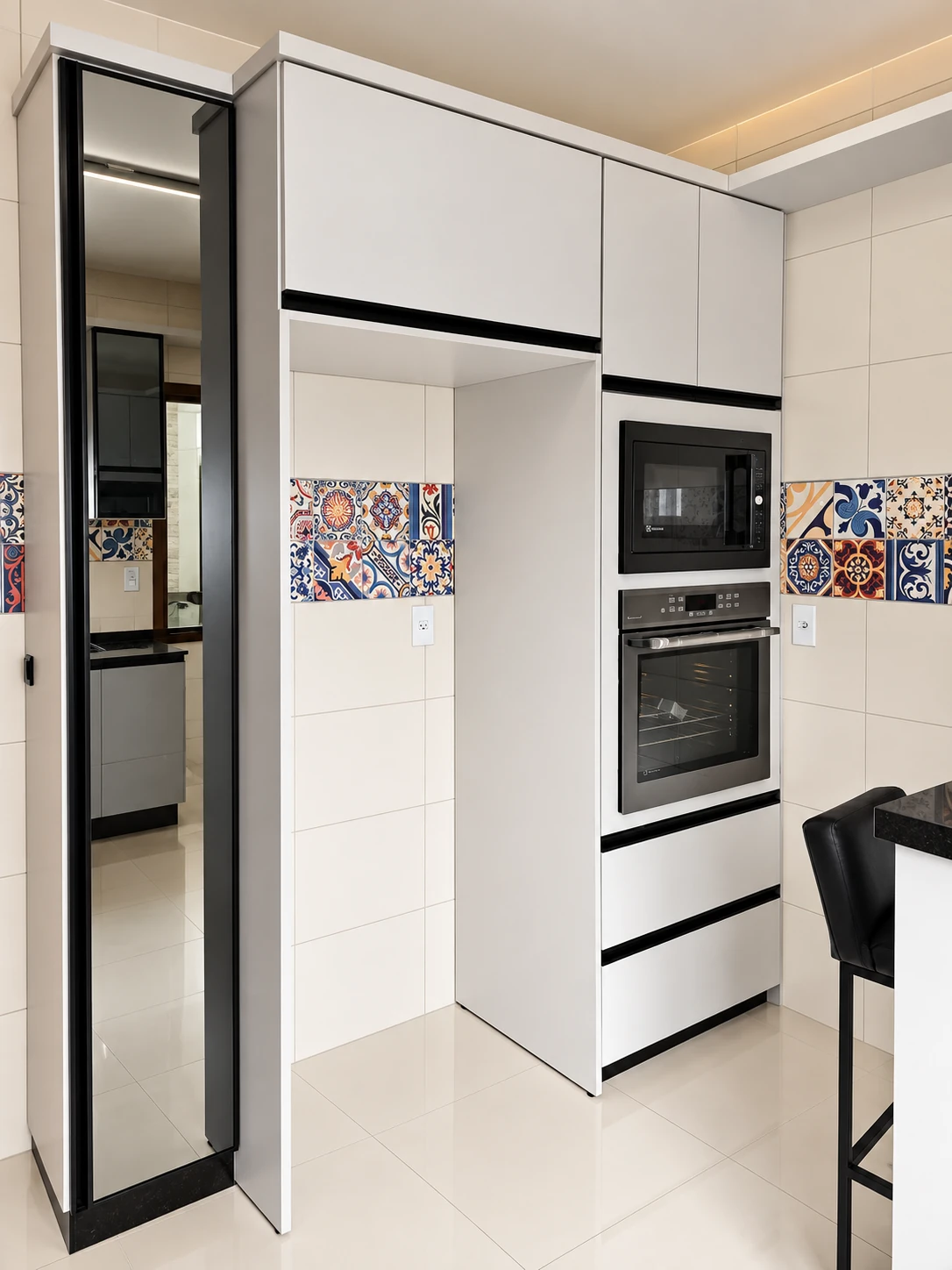 Cozinha branca com bancada escura — vista 2 — foto fornecida com tratamento visual