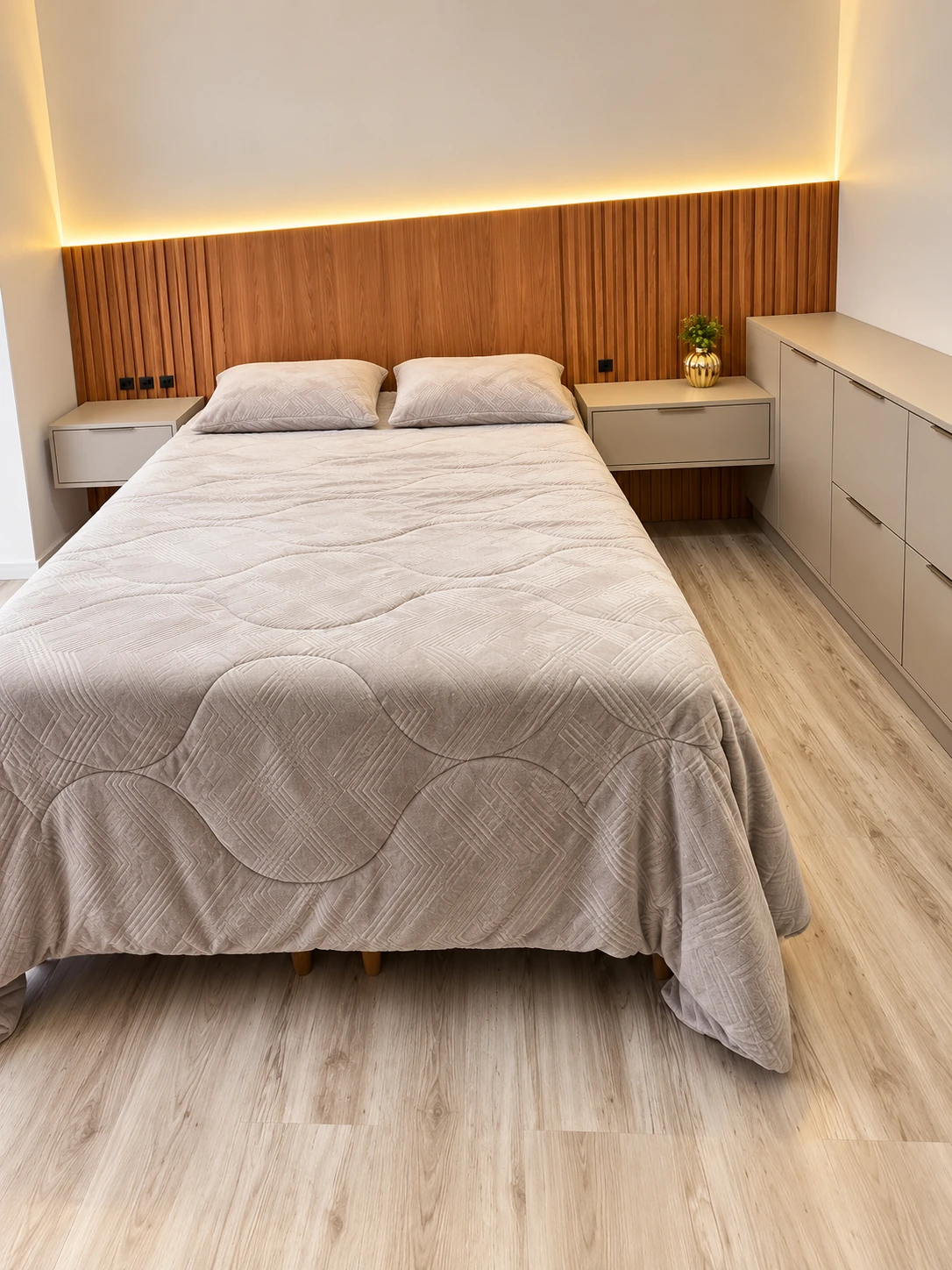 Quarto com cabeceira amadeirada — vista 1 — foto fornecida com tratamento visual