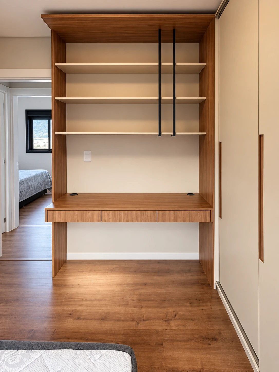 Quarto com armários e bancada — vista 2 — foto fornecida com tratamento visual