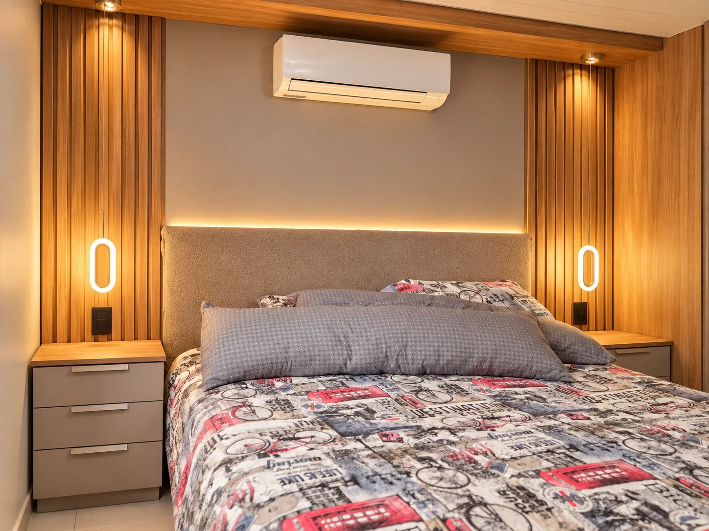 Quarto com painel iluminado — vista 2 — foto fornecida com tratamento visual