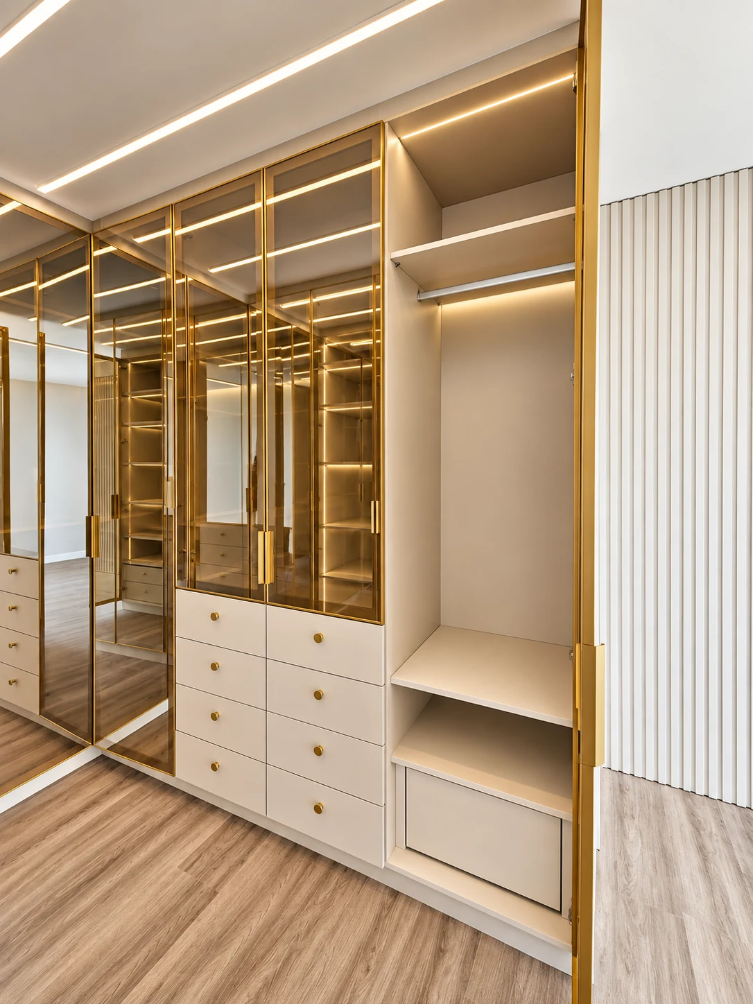 Residência em Santa Maria — Closet com vidro e iluminação — imagem tratada