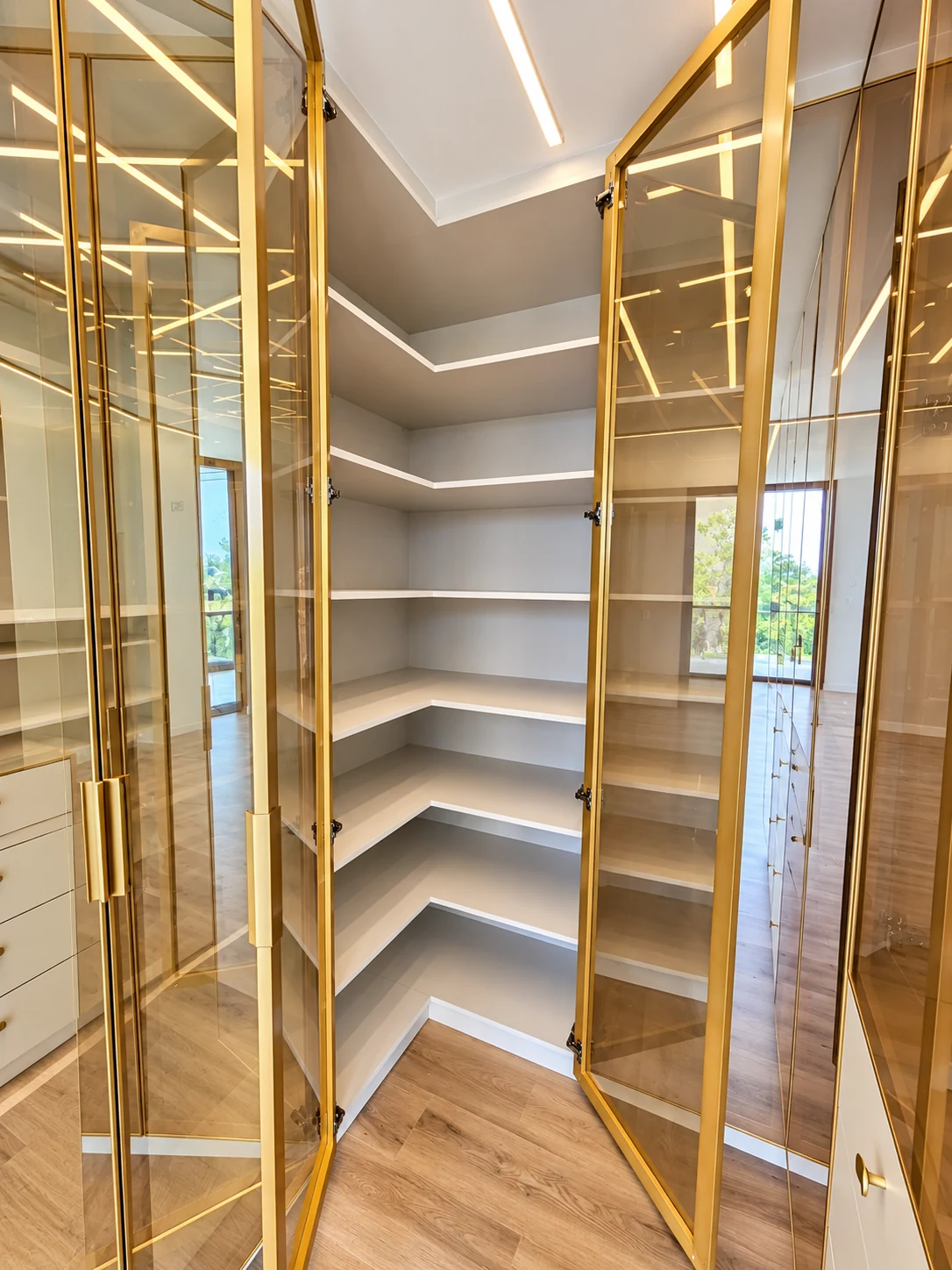 Residência em Santa Maria — Closet com prateleiras internas — imagem tratada