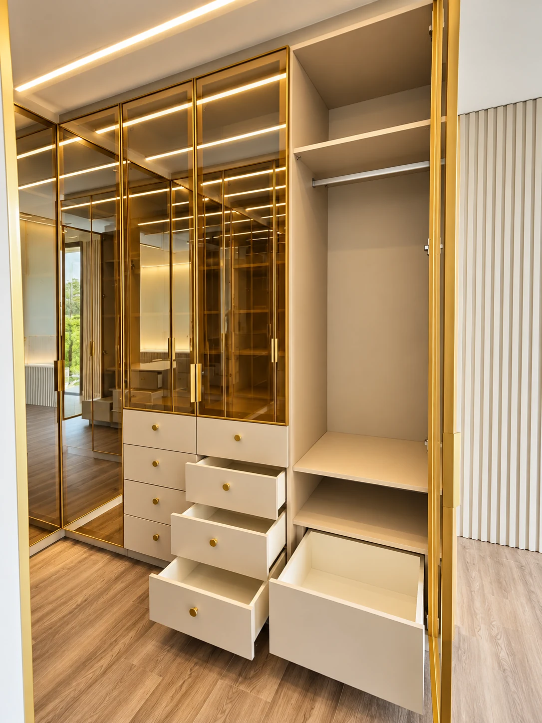 Residência em Santa Maria — Closet com gavetas e cabideiro — imagem tratada