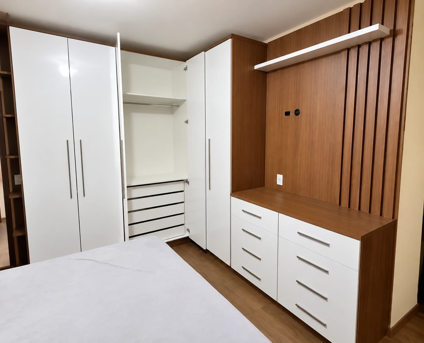 Quarto com armários integrados — DCP Móveis — imagem com tratamento visual
